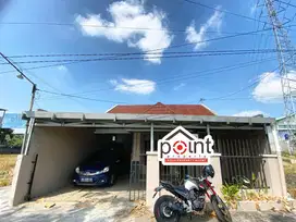 Rumah cantik di sumber Banyuanyar dekat jalan pleret