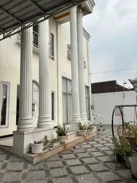 Rumah mewah American style di pinggir jalan raya