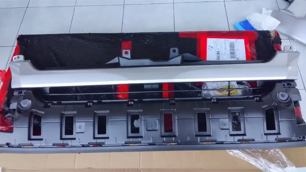 Grille depan  hiace commuter 2014-2025