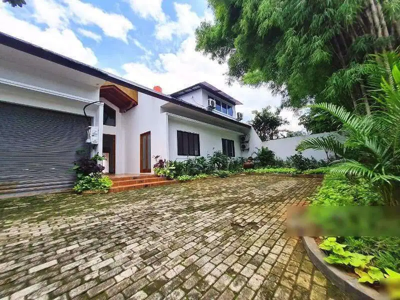 Rumah Luas Dan Cantik Dengan Suasana Yang Asri Di Kemang Timur
