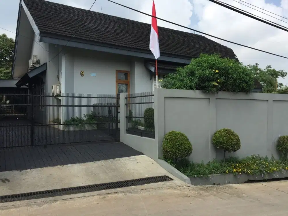 Rumah Nyaman Halaman Luas di Jl Lereng Indah Cinere