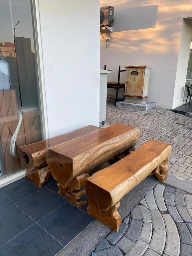 Satu set furniture meja dan kursi kayu jati