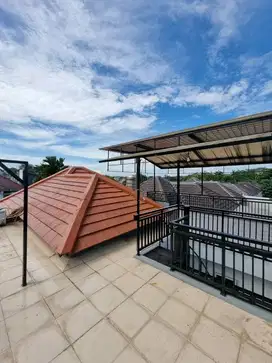 DIJUAL RUMAH DI CLUSTER DEPAN KOTA WISATA, SIAP HUNI DAN STRATEGIS