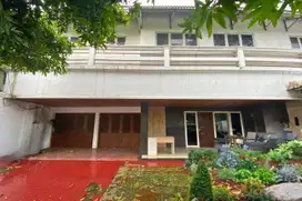 Disewakan Rumah Pinggir Jalan Cocok untuk Usaha/Kantor Area Senopati Kebayoran Baru