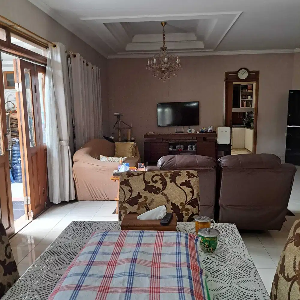 DIJUAL RUMAH HOEK 2 LANTAI DEPAN LAPANGAN TENIS DI CLUSTER KOTA WISATA