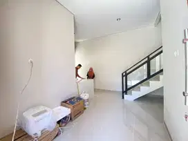 RUMAH 2 LANTAI DI COLOMADU SOLO DEKAT RUMAH PAK JOKOWI SOLO