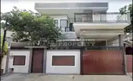 RUMAH MEWAH 3 LANTAI SEMI FURNISHED STRATEGIS DI PINGGIR JALAN DI BSD