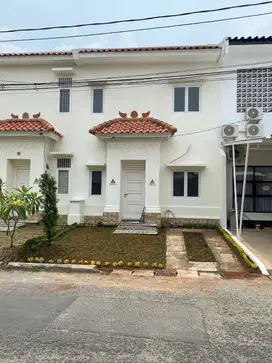 Rumah 2 Lantai di Taman Ubud Permata Timur