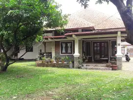 Dijual Rumah Rasa Villa, Asri, Halaman Luas, Dkt Terminal Laladon