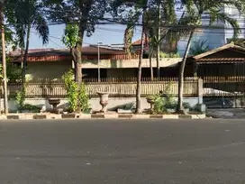 Dijual Rumah Tua Luas dekat ke jalan raya