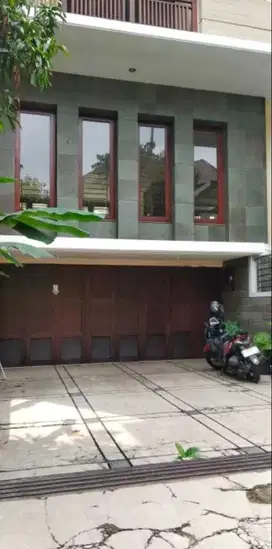 Rumah Lux 3 Lantai Siap Huni di Setraduta Bandung