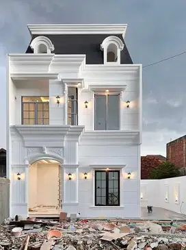 TOWNHOUSE MEWAH 3 LANTAI KONSEP AMERICAN CLASSIC DENGAN ATTIC ROOM