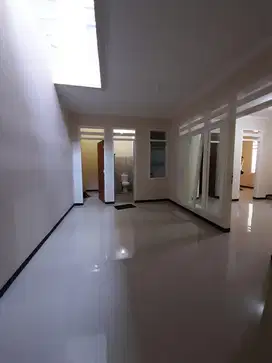 Rungkut asri tengah 2lt depan taman