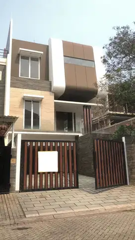 Rumah Brand New Katamaran Indah 13x27.5 Lantai Marmer Ada Kolam Renang