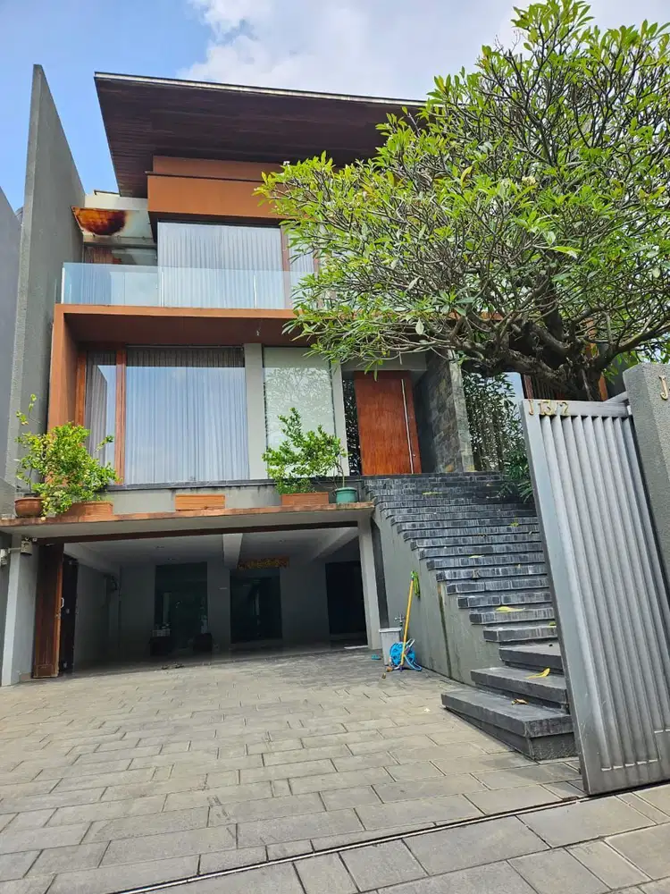 Rumah siap huni, 3 Lantai, Bagus, Super Mewah, 1000 Sqm, di Puri Indah