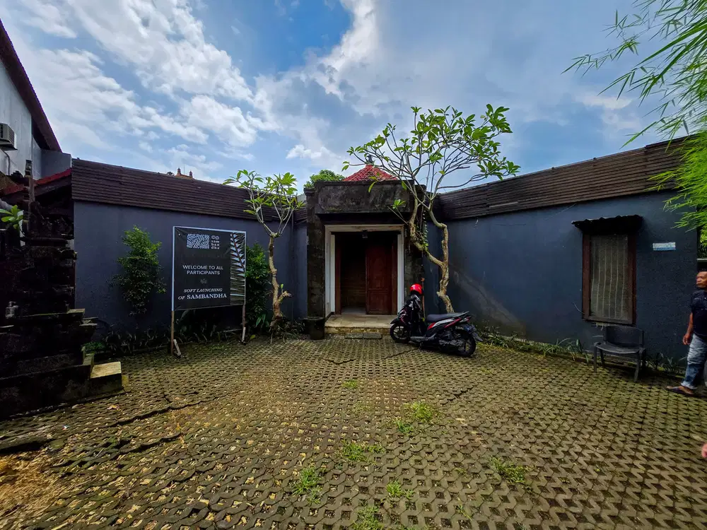 FOR SALE FREEHOLD Spacious Land with OLD Classic Balinese Villa