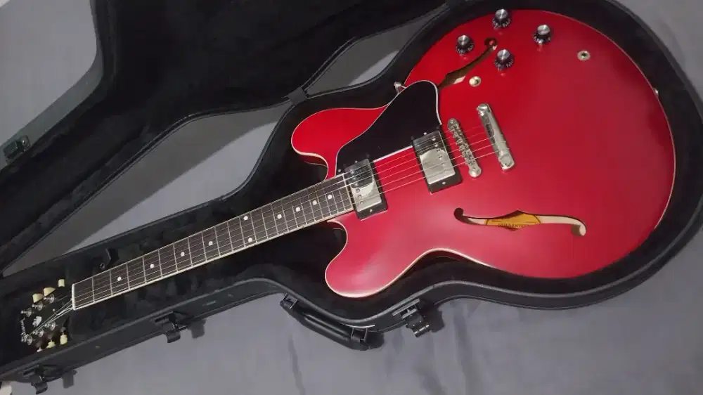 Gibson ES 335 (near mint condition/like new)