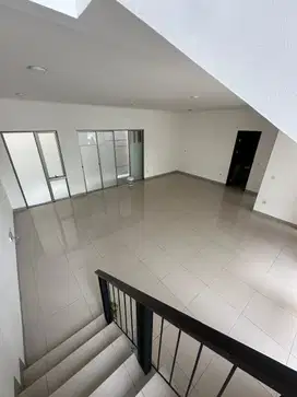 DISEWAKAN RUMAH 4+1 BR DI PANTAI INDAH KAPUK (PIK)