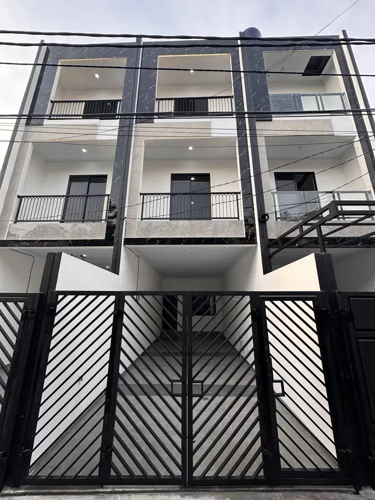 Rumah siap huni 3 lantai  Kebon Jeruk, Jakarta Barat