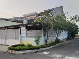 Rumah hook, jalan luas dan depan taman Golden  Palm