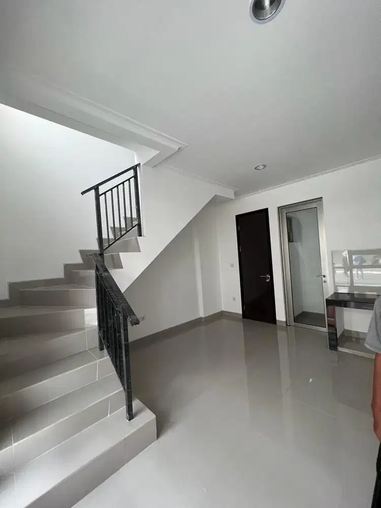 Dijual rumah baru 2 lt 4,5 x 10 m2 di Pik  2 cluster Cleveland Ada 2 k