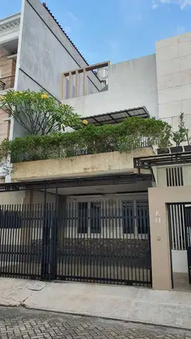 DIJUAL CEPAT RUMAH TINGGAL SANGAT STRATEGIS DI KEBON JERUK NEGO