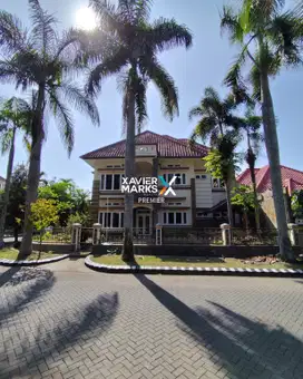 DIJUAL RUMAH MEWAH 2 LANTAI - POSISI HOOK DI JALAN BOULEVARD