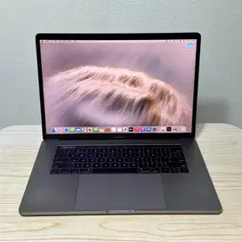 Apple MacBook Pro 2017 Touchbar 15 Intel Core i7 Ram.16BG SSD.256GB