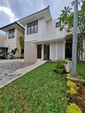 Rumah Kinclong 2 lantai  siap Huni , Strategis