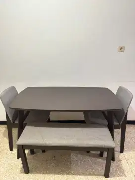 Dijual meja makan 1 set informa