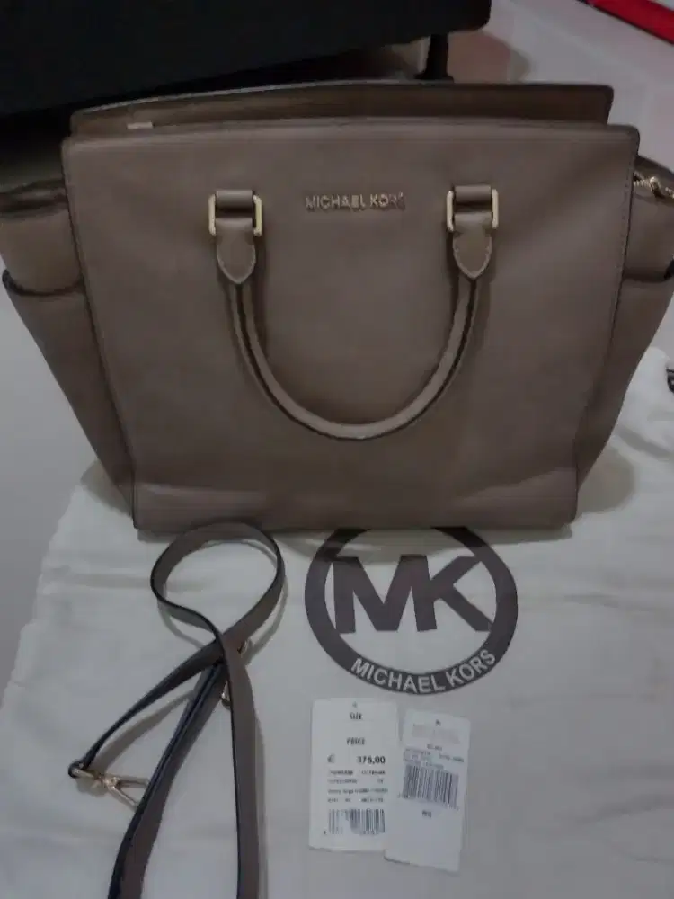 Tas wanita  merk michael kors warna coklat