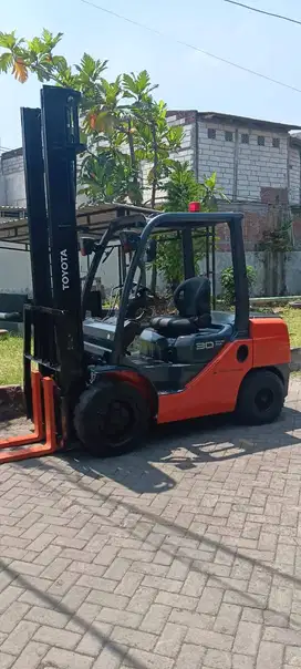 FORKLIFT  3 TON