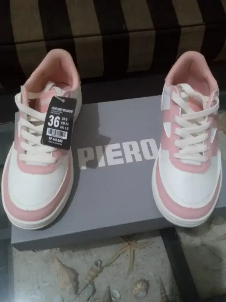 Sepatu kets wanita merk Piero warna putih pink