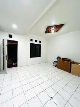 Rumah minimalis di komplek dengan fasilitas lengkap, dijual cepat