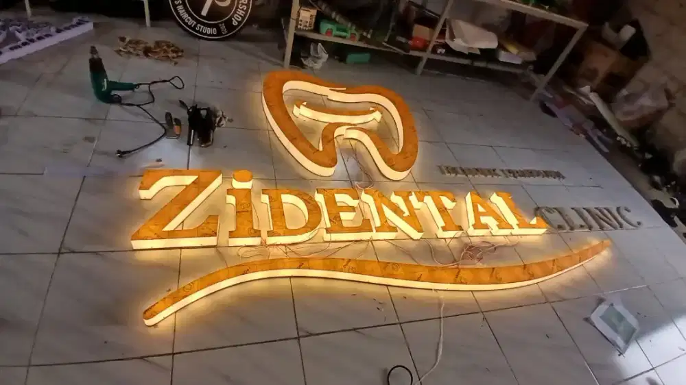 Huruf timbul akrilik costtum