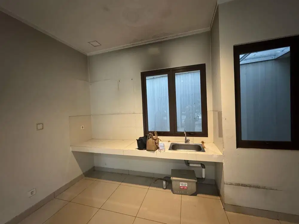 Di jual rmh 2 lantai cluster burgundy Orchid Sumarecon Bekasi Utara