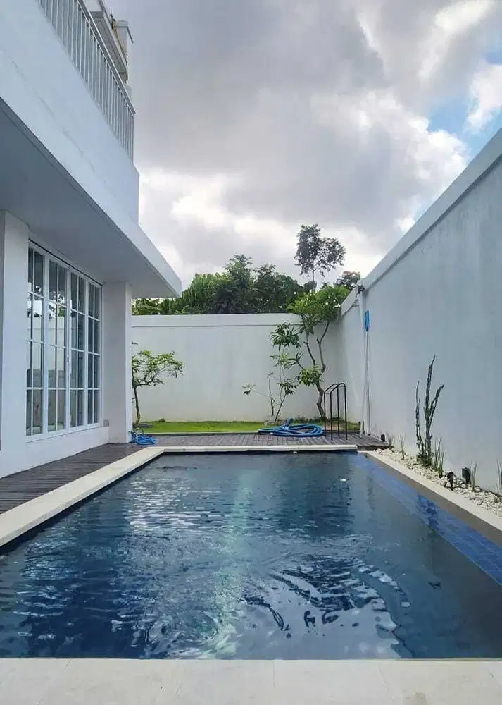 Dijual rumah gaya villa di Kerobokan