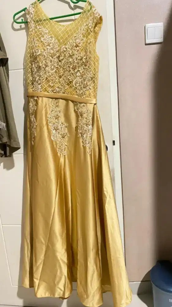 GAUN PESTA dari Satin Bridal dan brokat , pakai sekali, seperti baru,