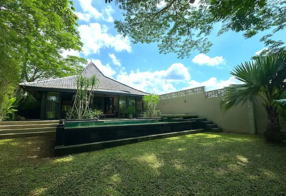 LEASEHOLD | TROPICAL JOGLO VILLA WITH ICONIC ARCHITECTURE IN CEMAGI