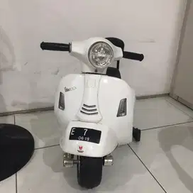 Mainan Anak Motor Listrik Vespa - Preloved