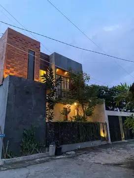 Dijual Rumah Industrial Dengan Garasi Muat 4 Mobil Lokasi Maguwoharjo
