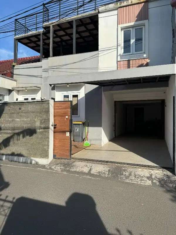 Rumah Bagus 3 Lantai Furnished di Tanjung Barat Jakarta Selatan