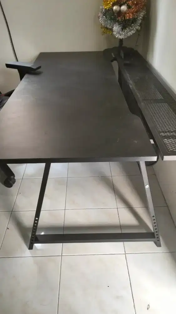 Meja kerja dan kursi kerja