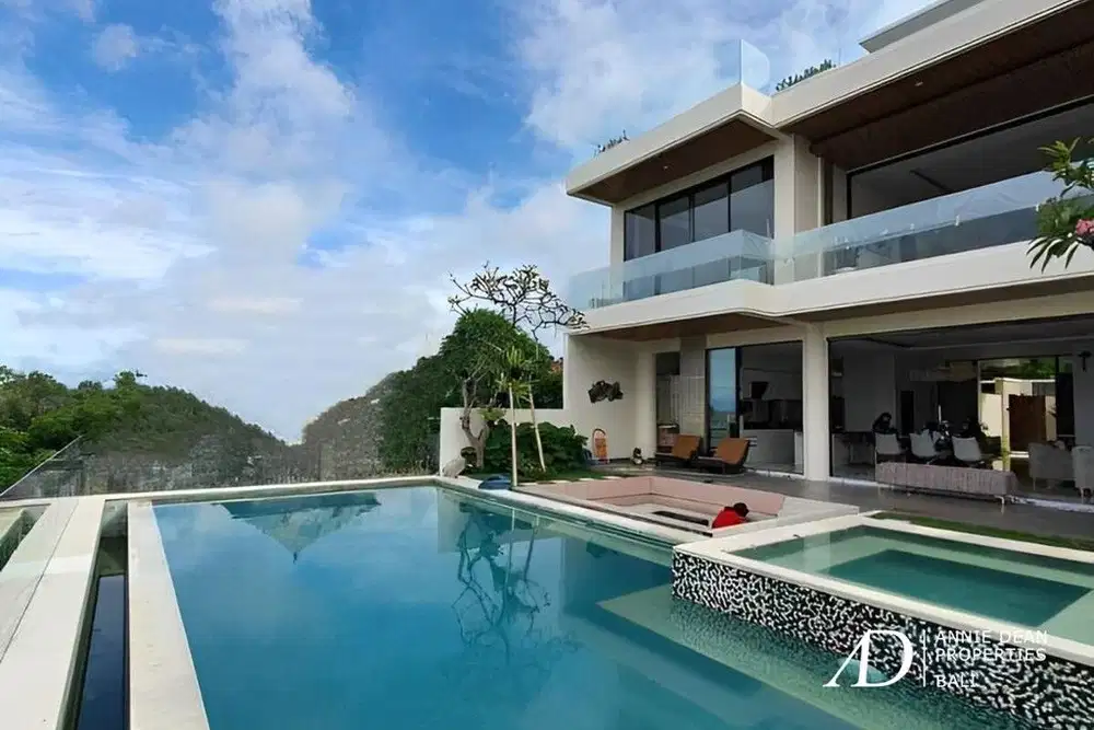 FREEHOLD | STUNNING VILLA WITH OCEAN & AIRPORT VIEWS IN UNGASAN