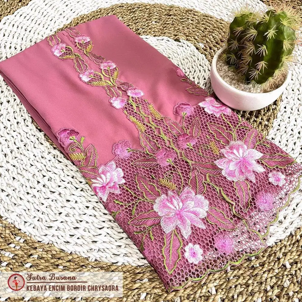 Kebaya bordir wanita lengan pendek