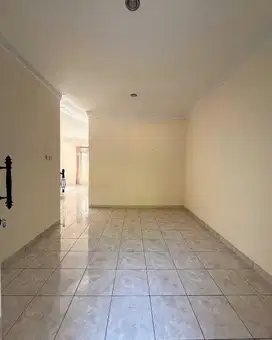 DIJUAL RUMAH MEWAH 2 LANTAI DEPANNYA GREEN BELT DI CLUSTER TENGAH!