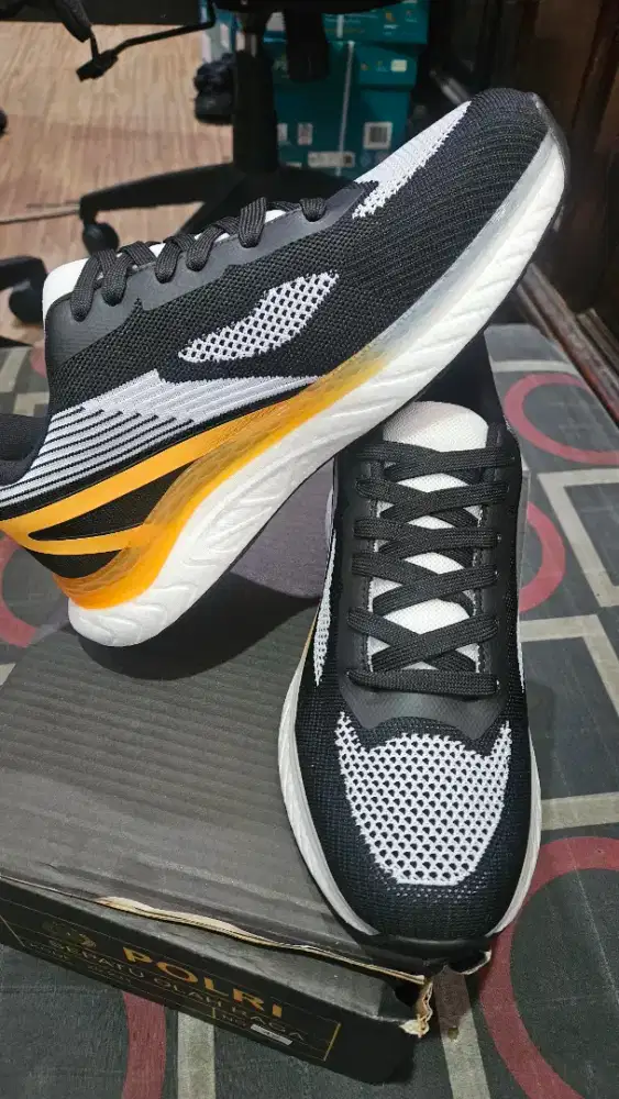 Sepatu olahraga polri