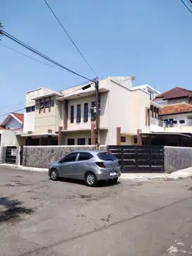 RUMAH LUAS POSISI HOOEK DI MARGAHAYU METRO BANDUNG