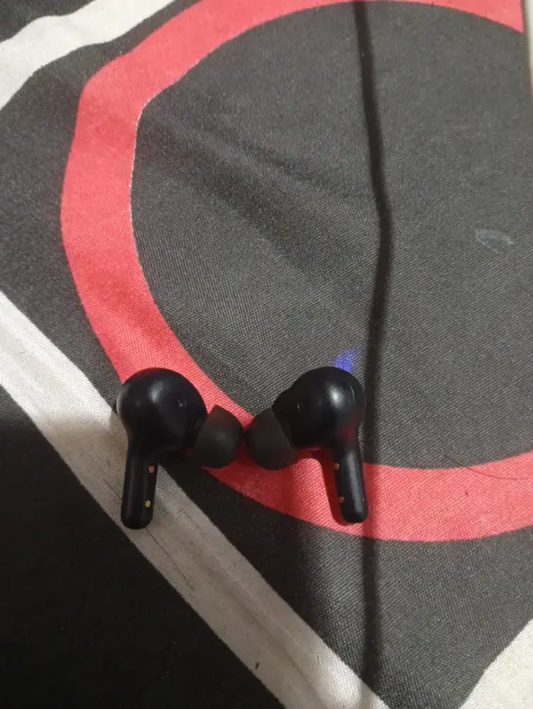 Red skull Bluetooth headset