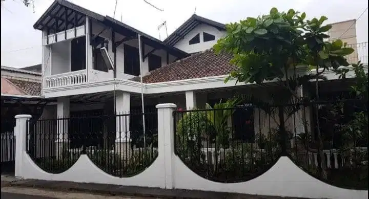 Rumah lama terawat Hook 2 lantai Siap Huni di Cikutra Baru